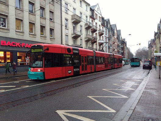 Straßenbahn der Linie 12 an der Haltestelle Bornheim Mitte