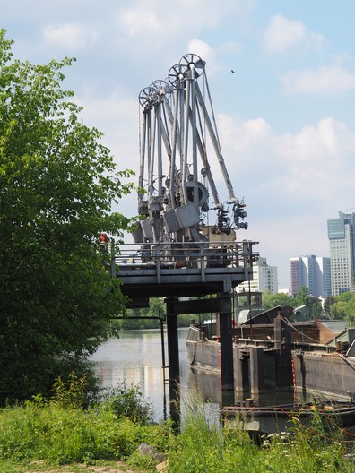 Rohrbrücke am Main in Offenbach