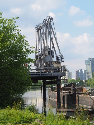 Rohrbrücke am Main in Offenbach