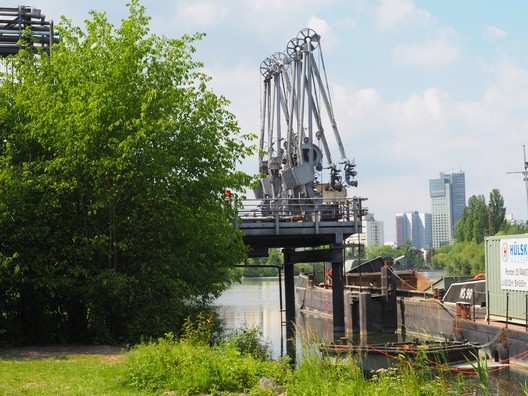 Rohrbrücke am Main in Offenbach