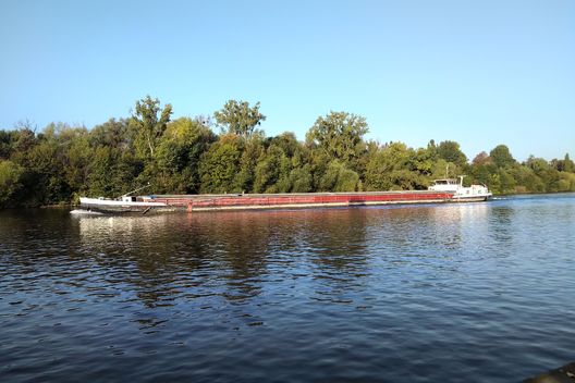 Ein Binnenschiff auf dem Main