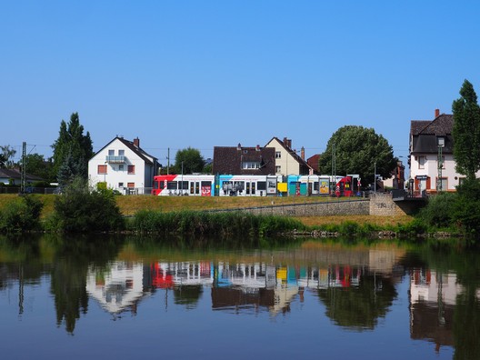 Straßenbahn der Linie 11 an der Endhaltestelle in Fechenheim