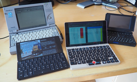 Vier kompakte tragbare Computer