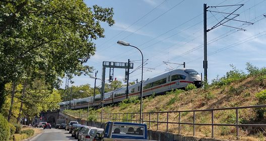 Ein ICE 3zwischen Offenbach Hbf und Frankfurt