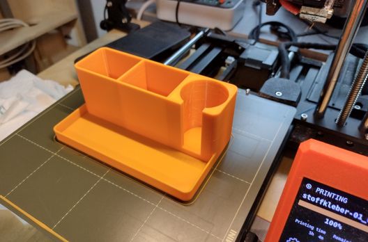Eine Aufbewahrung für Kleberfläschen aus dem 3D-Drucker