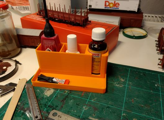 Eine Aufbewahrung für Kleberfläschen aus dem 3D-Drucker