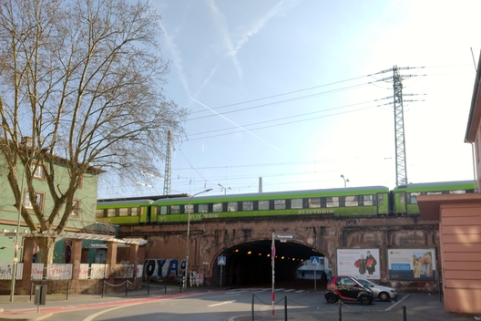 Ein Zug von Flixtrain im Offenbacher Hauptbahnhof