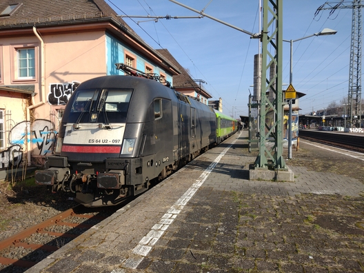 Ein Zug von Flixtrain im Offenbacher Hauptbahnhof