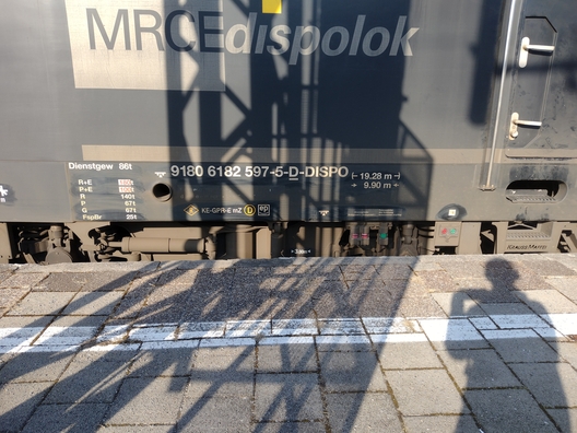 Ein Zug von Flixtrain im Offenbacher Hauptbahnhof