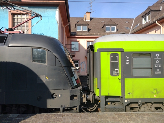 Ein Zug von Flixtrain im Offenbacher Hauptbahnhof
