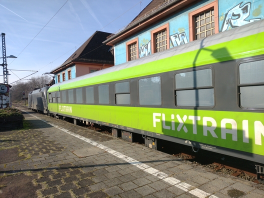 Ein Zug von Flixtrain im Offenbacher Hauptbahnhof