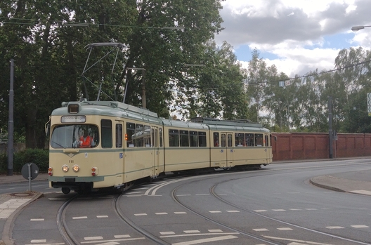 Straßenbahn 111 und ein Zug der Baureihe T30 an der Mainkur