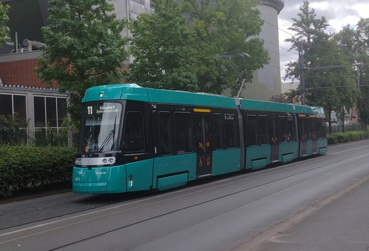 Straßenbahn 111 und ein Zug der Baureihe T30 an der Mainkur