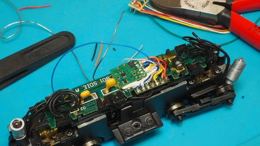 Nach und nach habe ich die Litzen vom Decoder an die Platine angeschlossen.