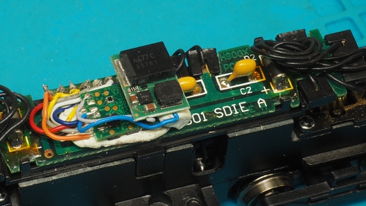 Der Speicherbaustein ist mit einem Stück Pattafix in der Lok befestigt.