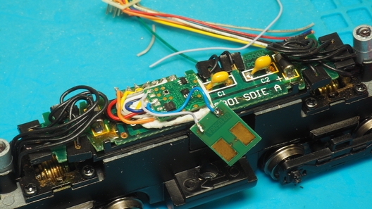 Nach den Probefahrten habe ich den Speicherbaustein an den Decoder gelötet.