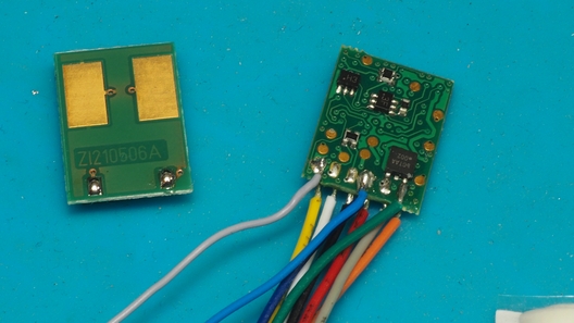 Für den Anschluss des Stromspeichers kommen zwei Litzen an den Decoder.