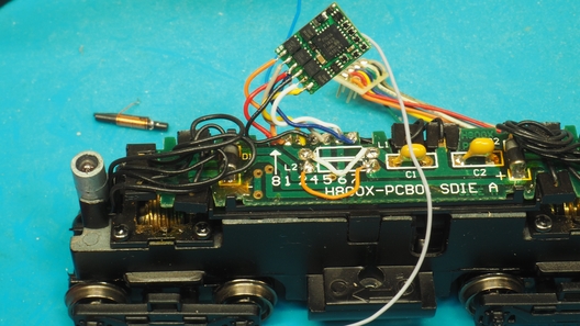 Die Spulen auf der Platine habe ich durch Decoderlitze ersetzt.