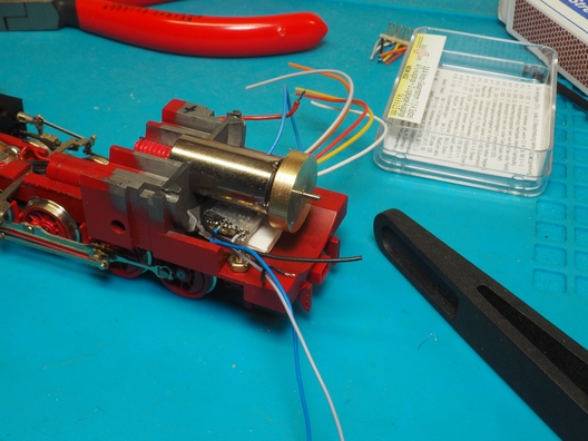 Der Decoder passt quer unter den Motor.