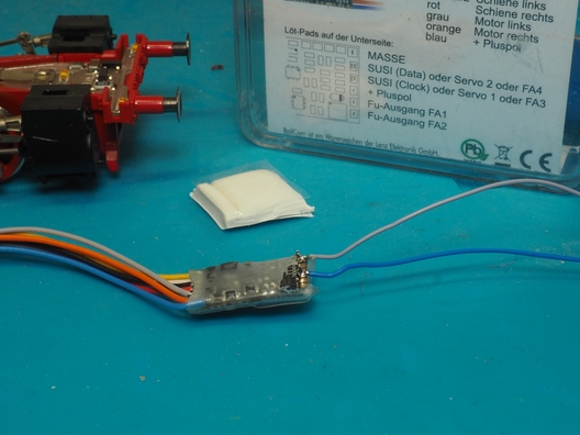 Die Litzen zum Anschluss eines Speicherbausteins habe ich vor dem Einbau des Decoders angelötet.