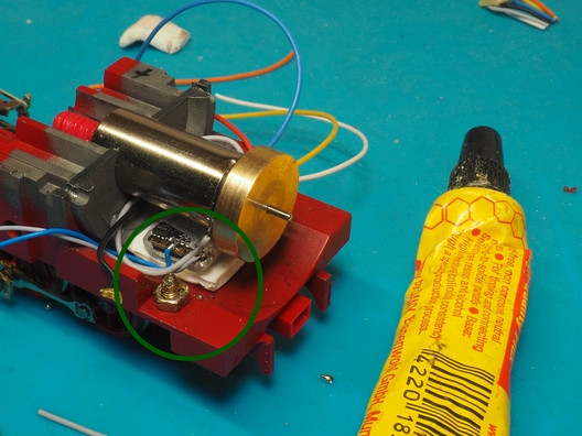 Die Litze für die Stromabnahme links habe ich mit Hilfe von Löthonig angelötet.