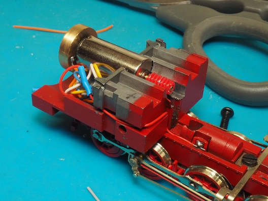 Die überzähligen Litzen habe ich unter dem Motor verstaut.