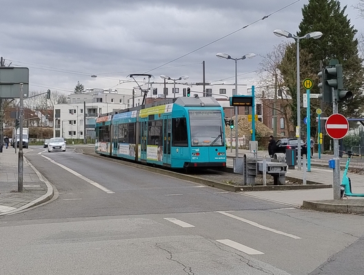 Eine Straßenbahn der Linie 16 macht sich von Offenbach aus auf den Weg zurück nach Frankfurt