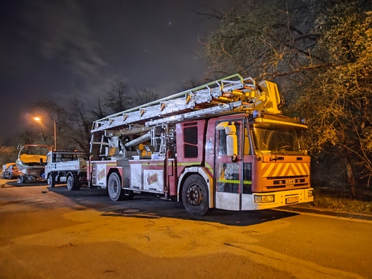 Eine gebrauchte Drehleiter im Abendlicht.