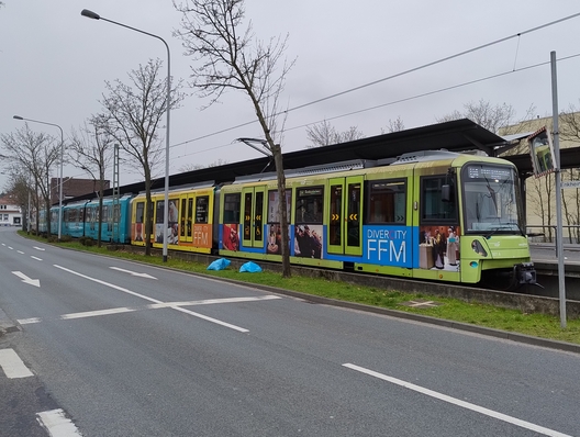 Zug der Linie U4 abfahrbereit in Enkheim