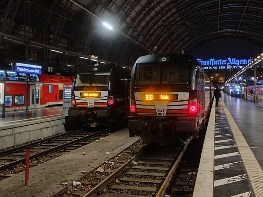 Zwei RE mit Loks von Beacon im Frankfurter Hauptbahnhof, 30.01.2025
